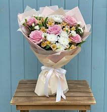 Букет цветов из:  Гвоздики, Орхидеи и Розы в Бжедугхабле