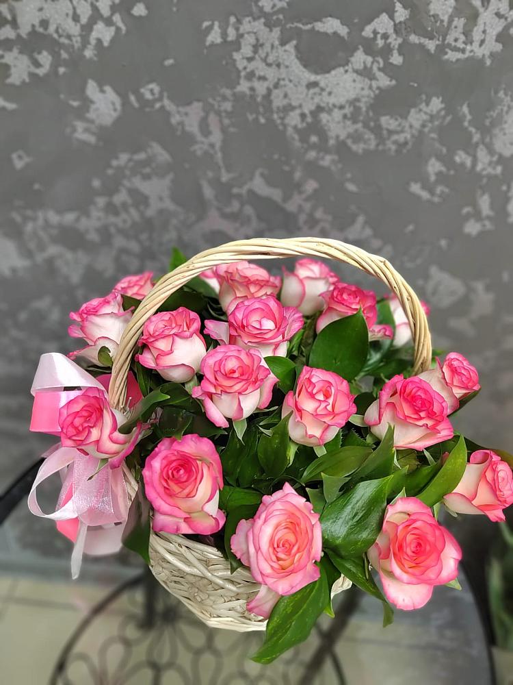 Цветочная композиция из Розы в корзине в Бжедугхабле