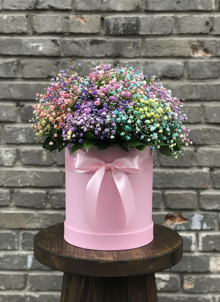 Цветочная композиция из Гипсофила и Розы в шляпной коробке в Бжедугхабле