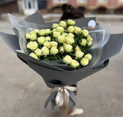 Букет Белые кустовые розы Солинеро в Бжедугхабле
