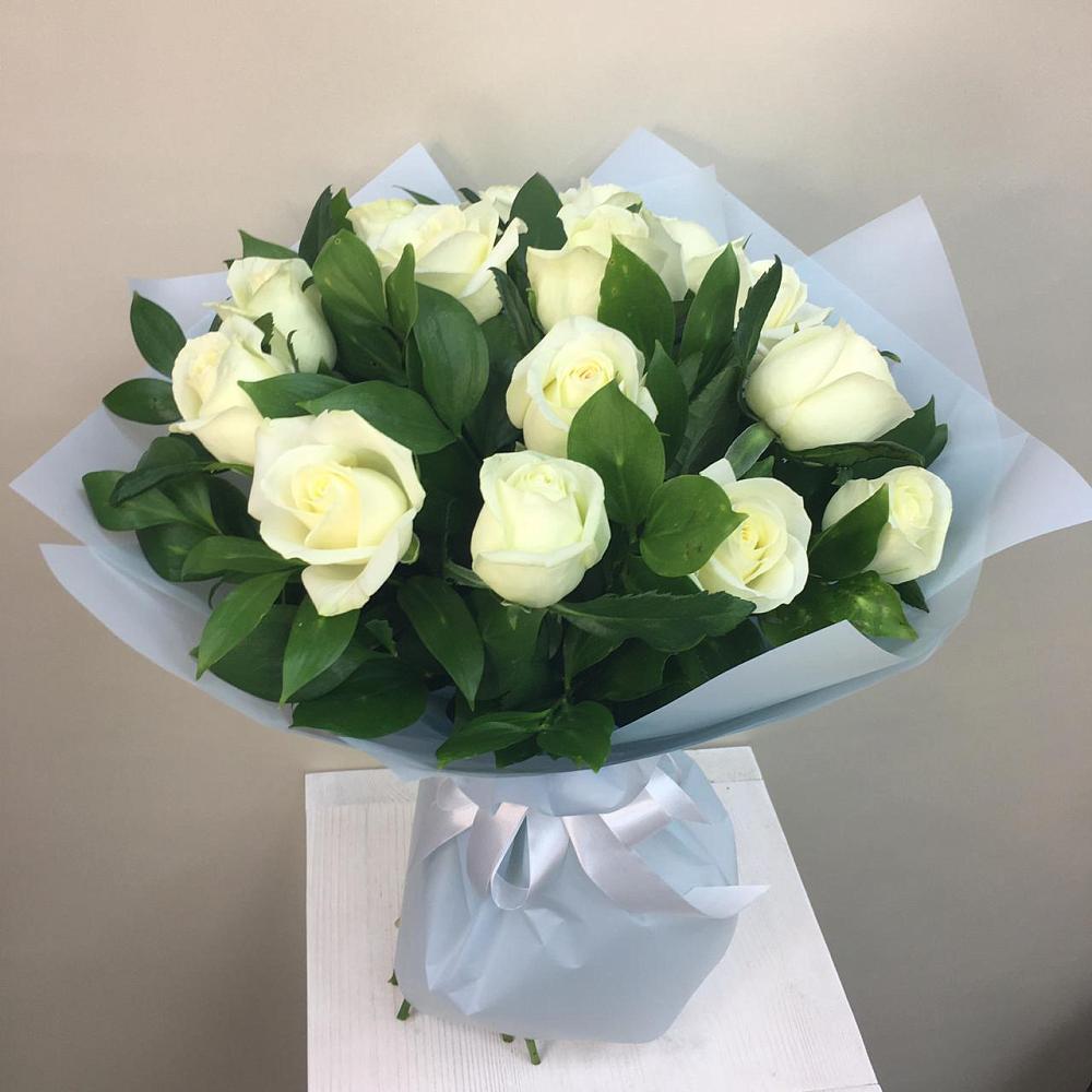 Букет 15 Белых роз Проуд в Бжедугхабле