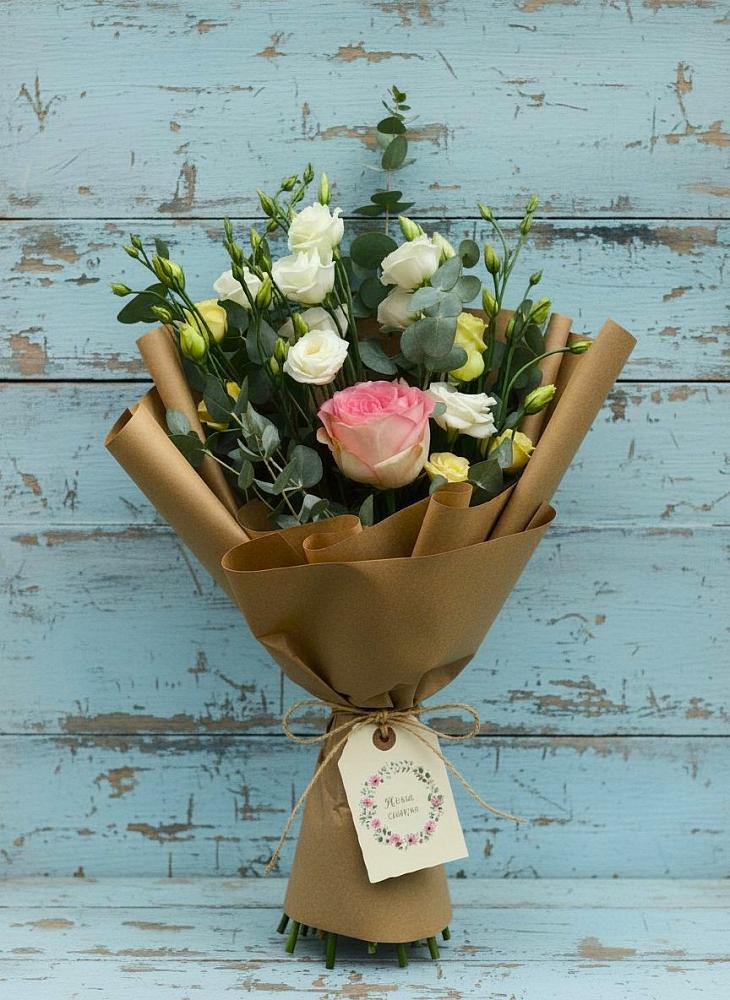 Букет цветов из: Розы и Лизиантусы в Бжедугхабле