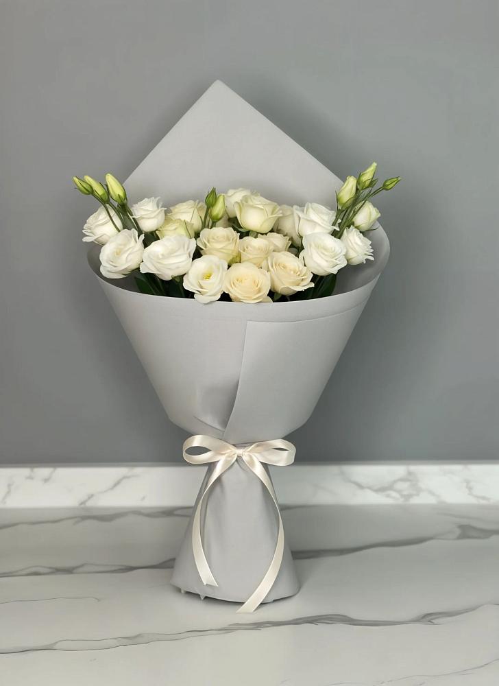 Букет цветов из: Розы и Лизиантусы в Бжедугхабле