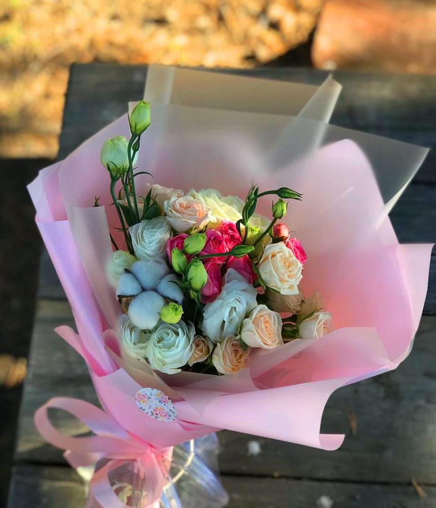 Букет цветов из: Розы и Лизиантусы в Бжедугхабле