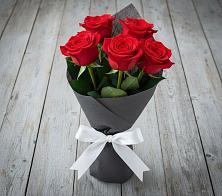 Букет 5 Красных роз Эдлесс Лав в Бжедугхабле