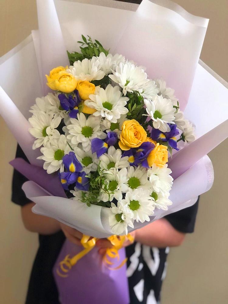 Букет цветов из: Ирисы, Хризантемы и Розы в Бжедугхабле