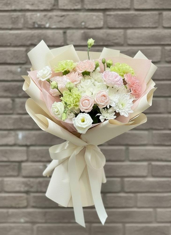 Букет цветов из: Гвоздики, Розы, Лизиантусы и Хризантемы в Бжедугхабле