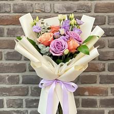 Букет цветов из:  Лизиантусы и Розы в Бжедугхабле