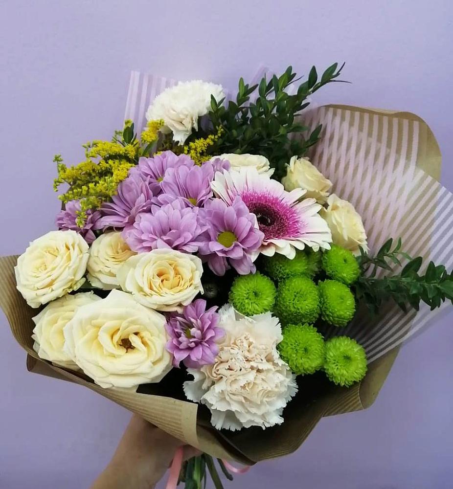 Букет цветов из: Хризантемы, Розы, Гвоздики и Герберы в Бжедугхабле