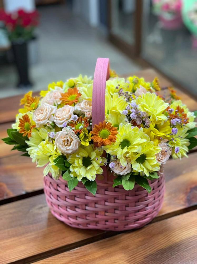 Цветочная композиция из Хризантемы и Розы в корзине в Бжедугхабле