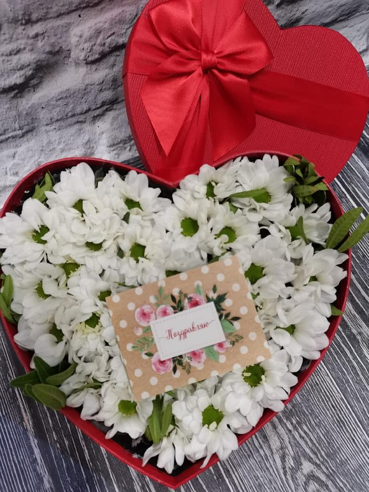 Цветочная композиция из Хризантемы в виде сердца в Бжедугхабле