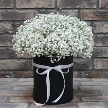 Цветочная композиция из Гипсофила в шляпной коробке в Бжедугхабле