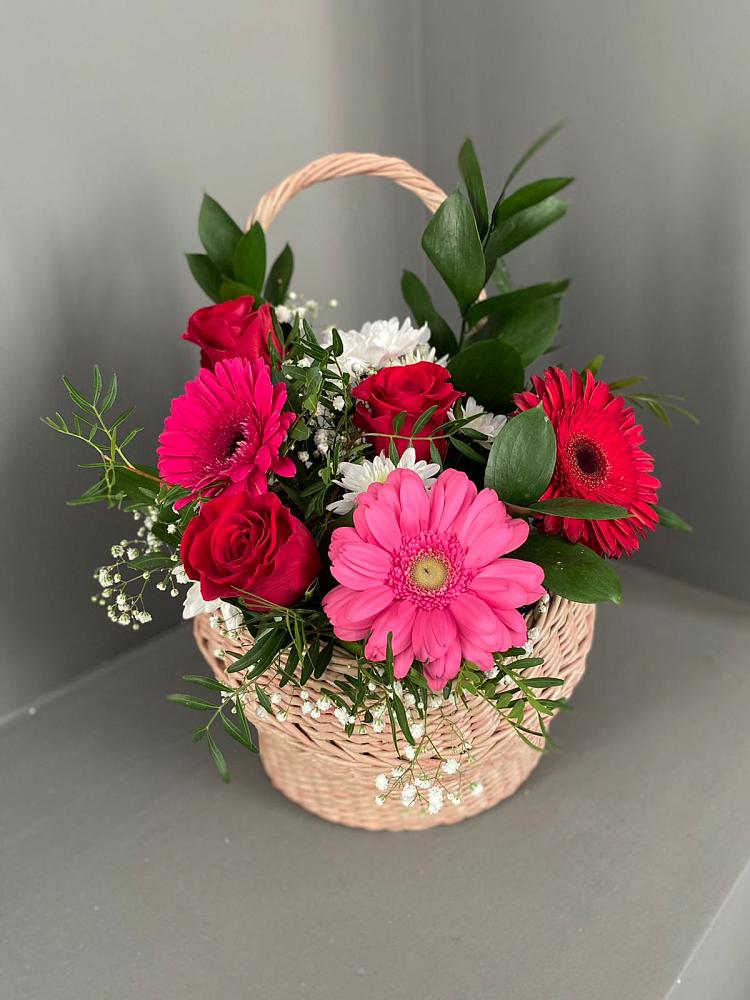 Цветочная композиция из Розы, Хризантемы и Герберы в корзине в Бжедугхабле