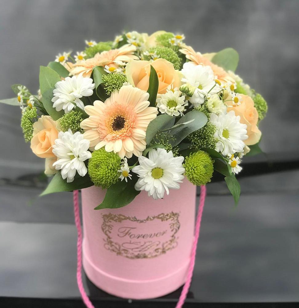 Цветочная композиция из Розы, Герберы и Хризантемы в шляпной коробке в Бжедугхабле