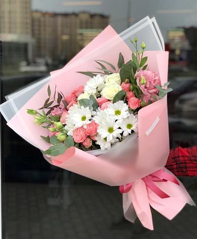 Букет цветов из: Розы, Лизиантусы и Хризантемы в Бжедугхабле