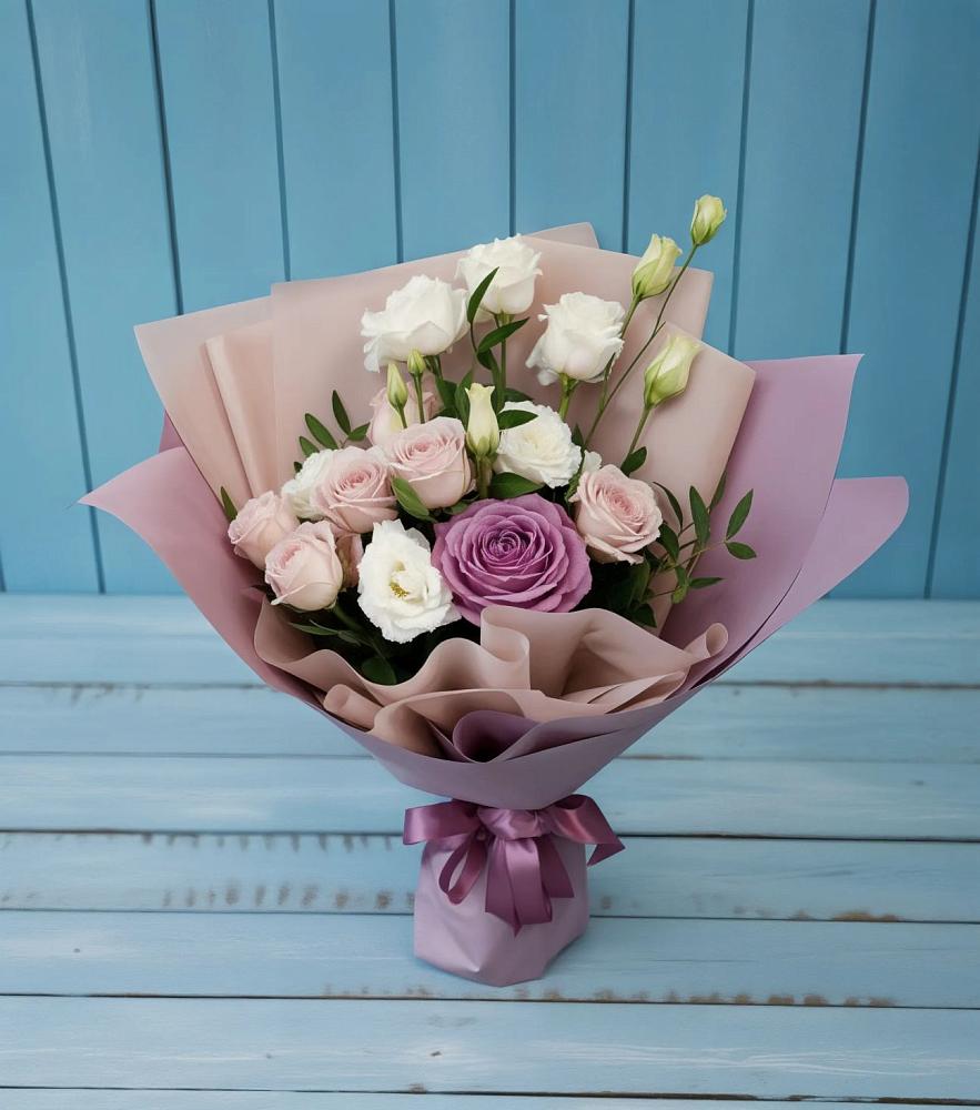 Букет цветов из: Розы и Лизиантусы в Бжедугхабле